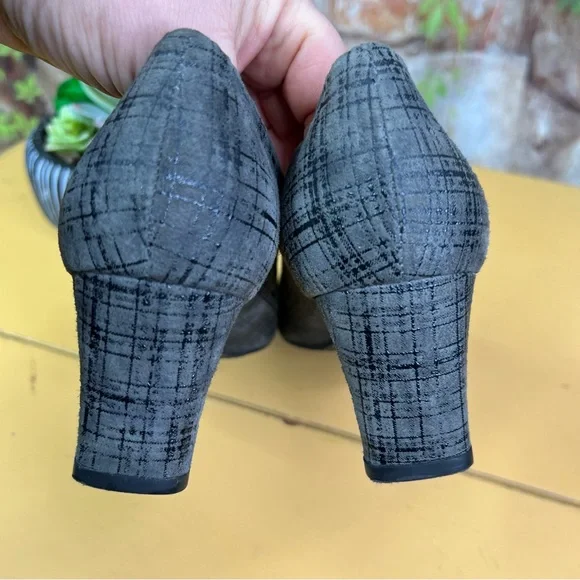 STUART WEITZMAN Gray Patterned Suede Pumps, 8.5M - Picture 9 of 12